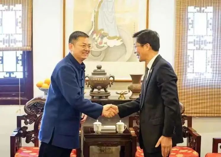 上海火焰蓝消防救援公益基金会一行造访上海城隍庙
