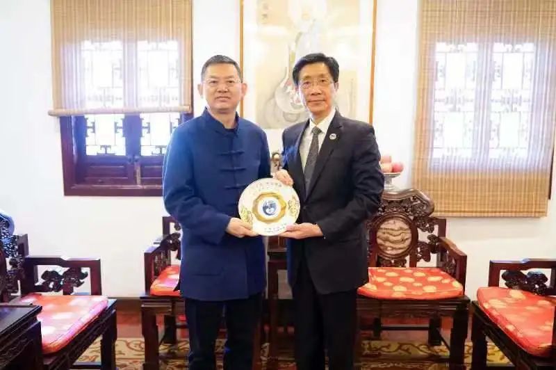 上海火焰蓝消防救援公益基金会一行造访上海城隍庙