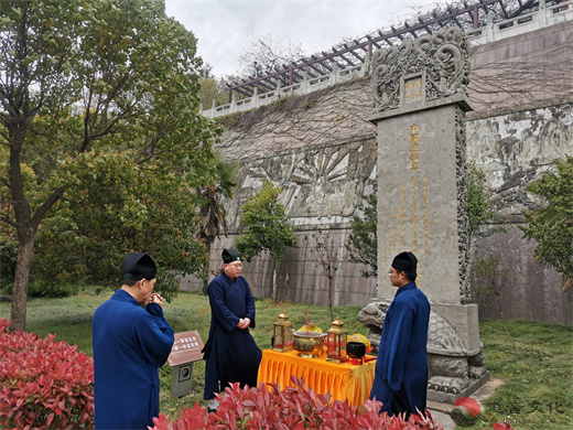 句容市道教协会组织清明祭扫活动