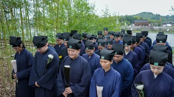 龙虎山道教学院师生赴红军会师滩开展缅怀革命先辈暨爱国主义教育活动