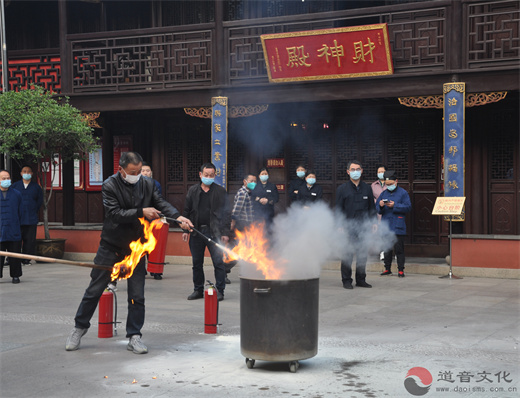 上海城隍庙举行消防培训及演练