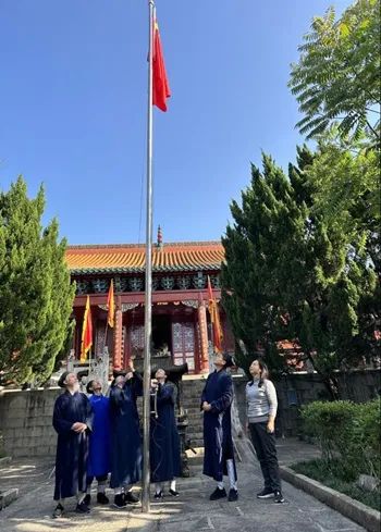 南岳道教协会组织南岳衡山各道观举行升国旗仪式
