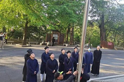 南岳道教协会组织南岳衡山各道观举行升国旗仪式