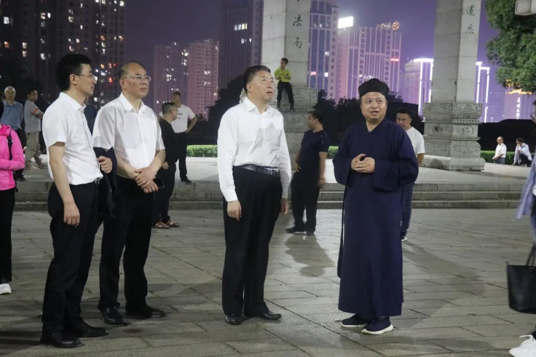 湖南省政协主席毛万春调研考察邵阳市玉清宫