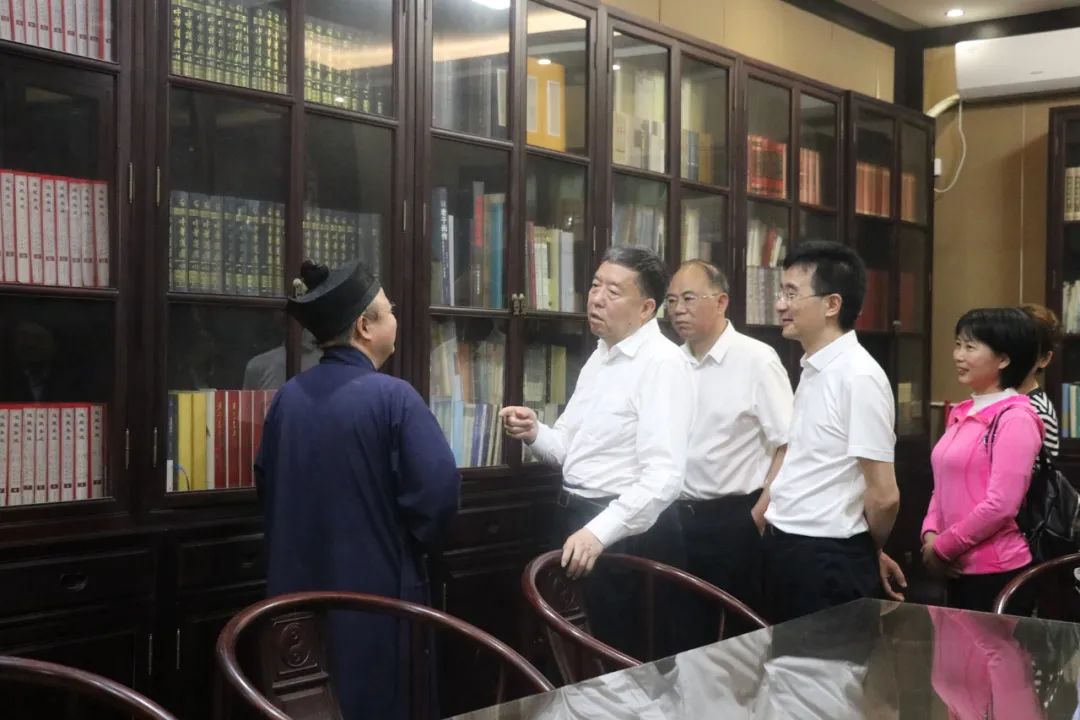 湖南省政协主席毛万春调研考察邵阳市玉清宫