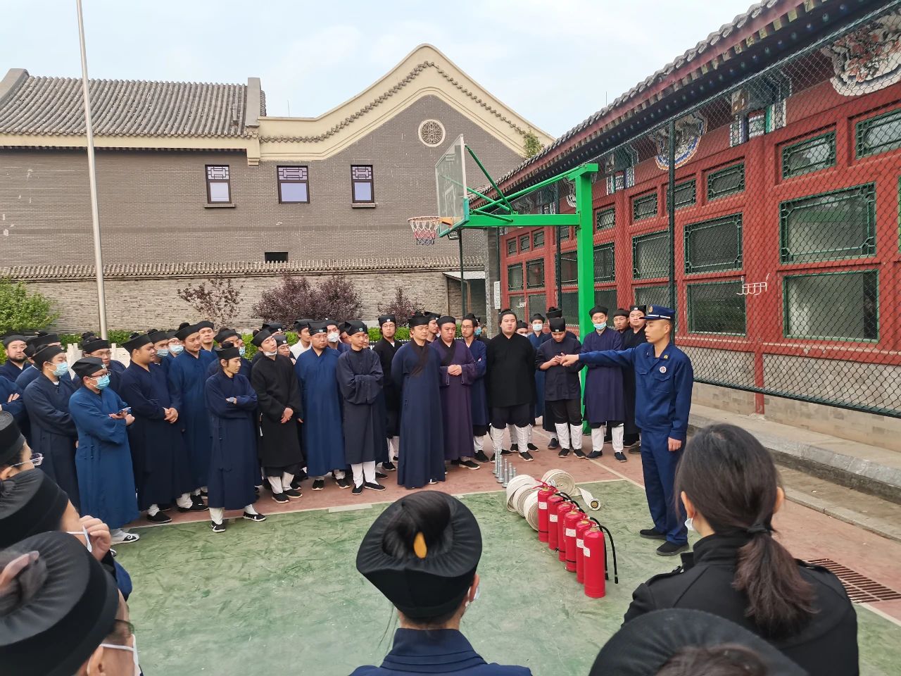 中国道教学院开展“一警六员”消防基本技能实操实训考核