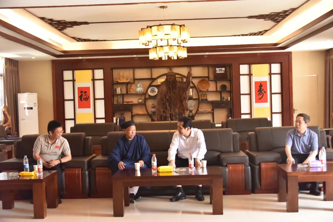 湖北省委第十督导组组长、政协湖北省第十三届委员会经济委员会主任王兆民一行赴武当山道教学院调研