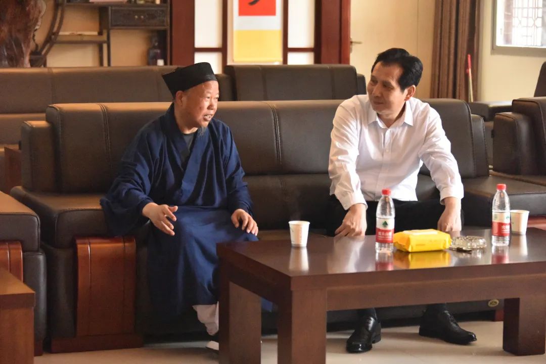 湖北省委第十督导组组长、政协湖北省第十三届委员会经济委员会主任王兆民一行赴武当山道教学院调研
