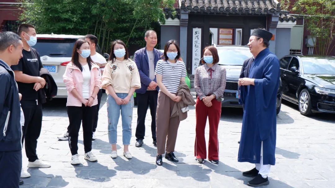 十堰市茅箭区委统战部副部长、区民宗局局长陈永莲一行到武汉长春观参观考察