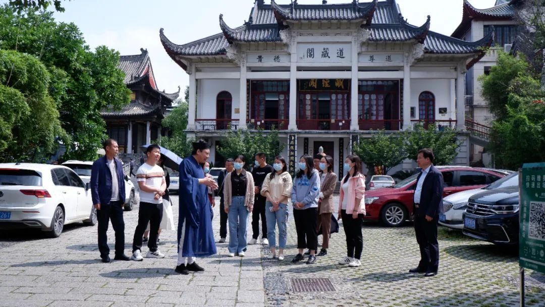 十堰市茅箭区委统战部副部长、区民宗局局长陈永莲一行到武汉长春观参观考察