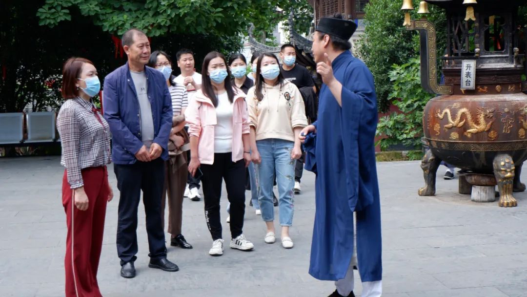 十堰市茅箭区委统战部副部长、区民宗局局长陈永莲一行到武汉长春观参观考察