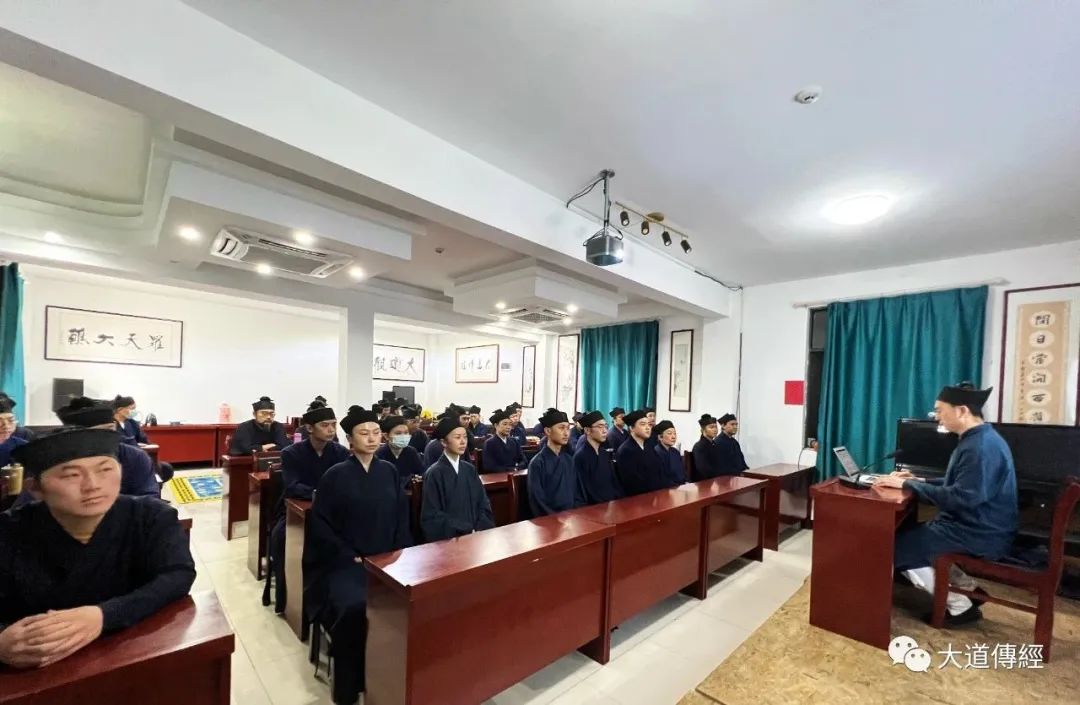武汉大道观组织开展《民法典》学习