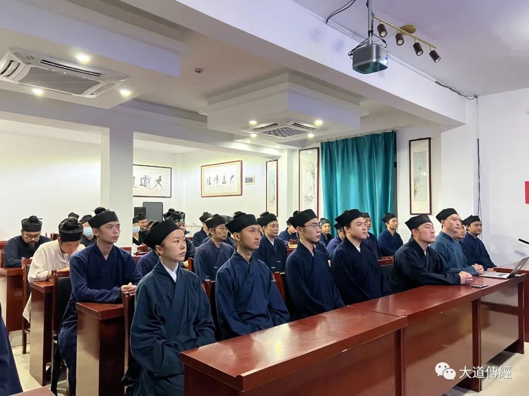 武汉大道观组织开展《民法典》学习