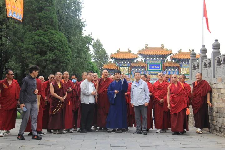 中国藏语系高级佛学院学员参访嵩山中岳庙学习道教文化