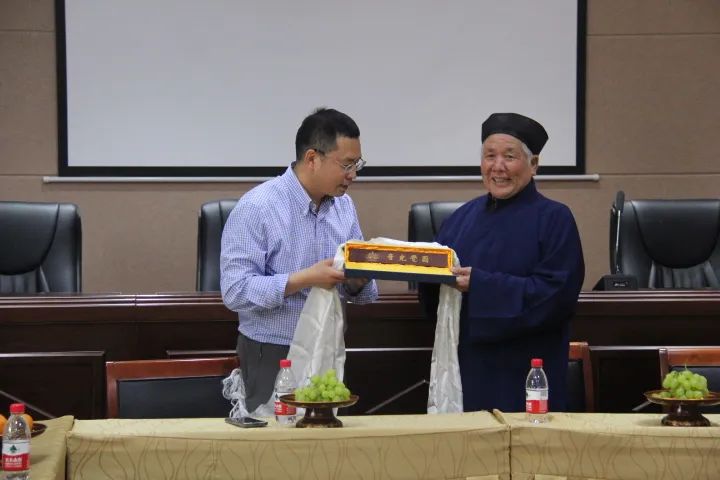 中国藏语系高级佛学院学员参访嵩山中岳庙学习道教文化