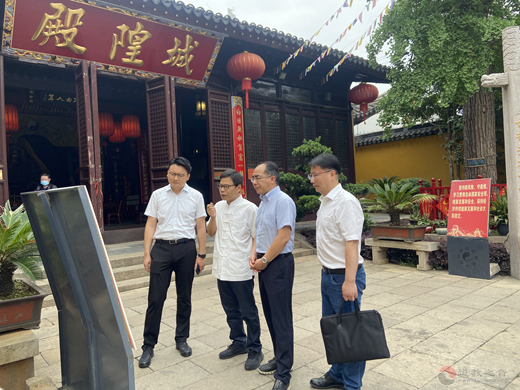 姑苏区统战部长陆德峰到苏州城隍庙走访调研