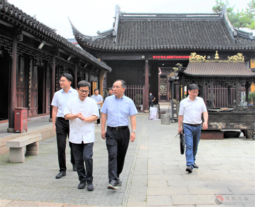 姑苏区统战部长陆德峰到苏州城隍庙走访调研