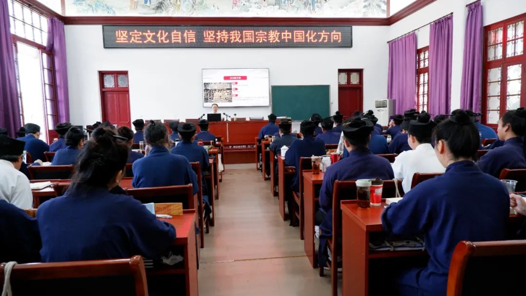 武汉市民宗委党组成员、副主任黄书革莅临长春观道学讲堂丛林官学道教经典科仪培训班现场授课-道音文化