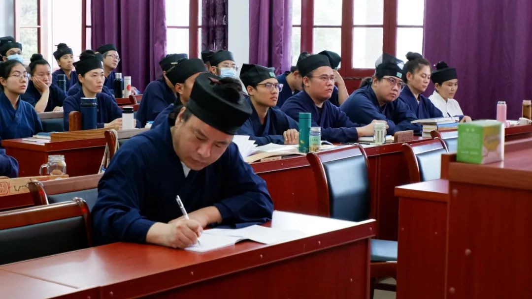 武汉市民宗委党组成员、副主任黄书革莅临长春观道学讲堂丛林官学道教经典科仪培训班现场授课-道音文化