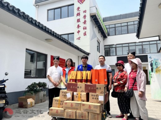 苏州玄妙观尚道慈爱功德会组织会员慰问社区老人