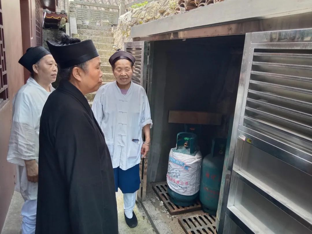南岳道协黄至安会长带队对全山宫观进行安全检查