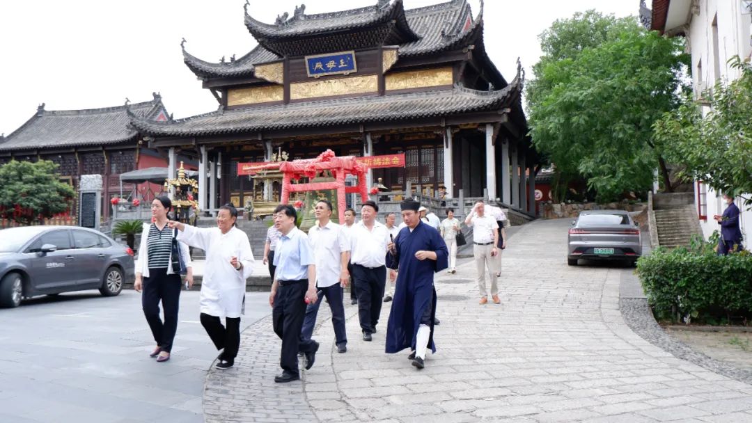 湖北省人大常委会委员、省人大民宗侨外委主任委员朱汉桥一行莅临武汉长春观检查调研