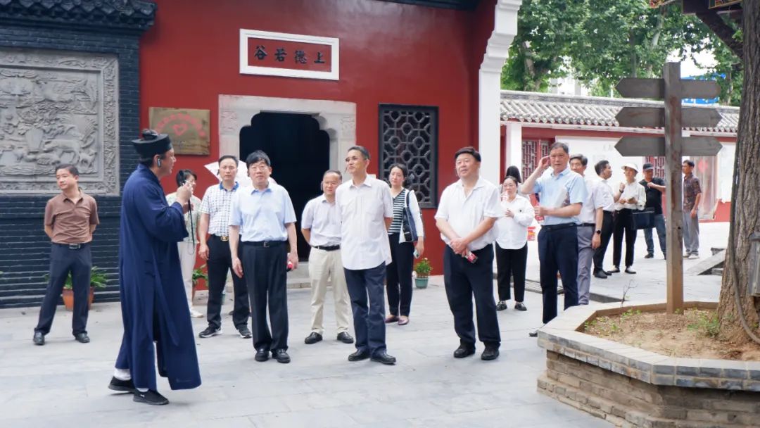 湖北省人大常委会委员、省人大民宗侨外委主任委员朱汉桥一行莅临武汉长春观检查调研
