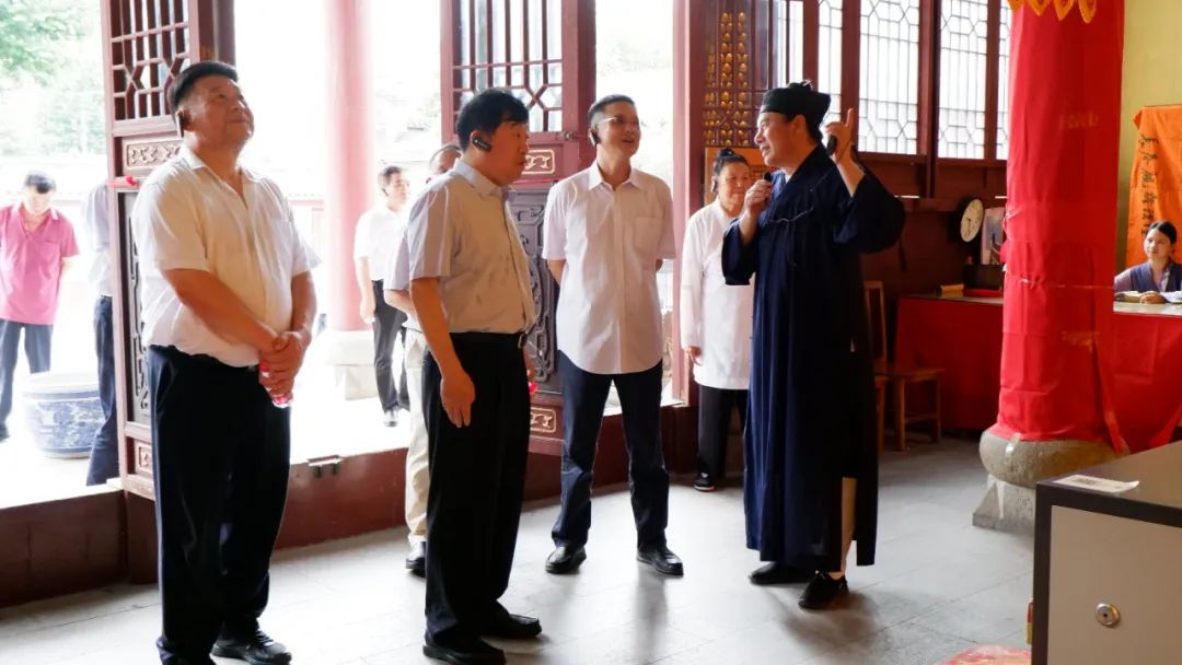 湖北省人大常委会委员、省人大民宗侨外委主任委员朱汉桥一行莅临武汉长春观检查调研