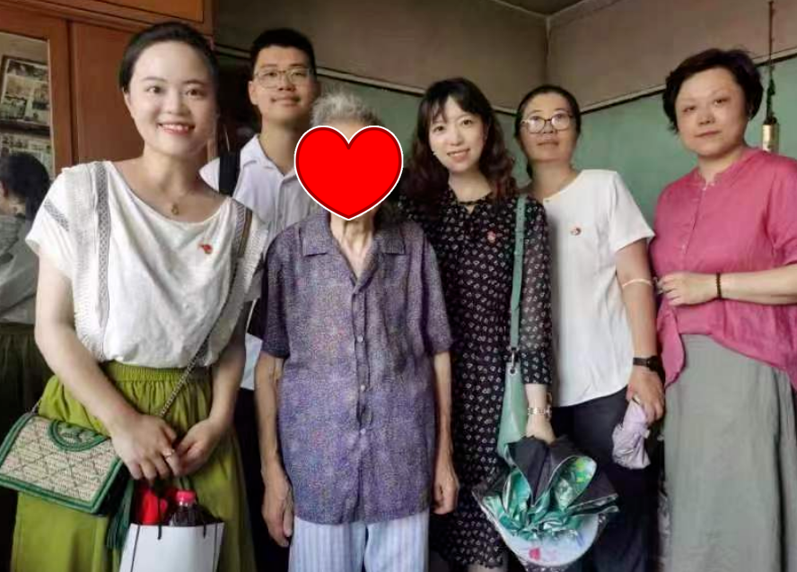 上海市黄浦区邑庙慈爱为老社携手中国工商银行关爱困难老人