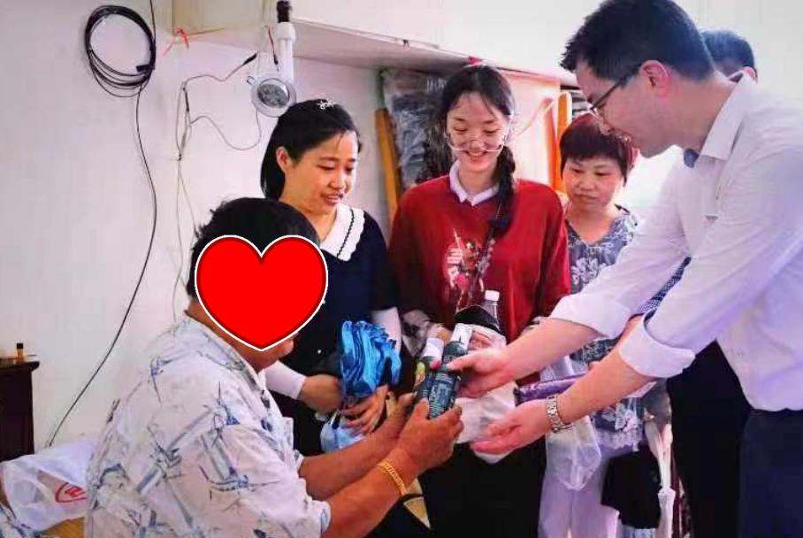 上海市黄浦区邑庙慈爱为老社携手中国工商银行关爱困难老人