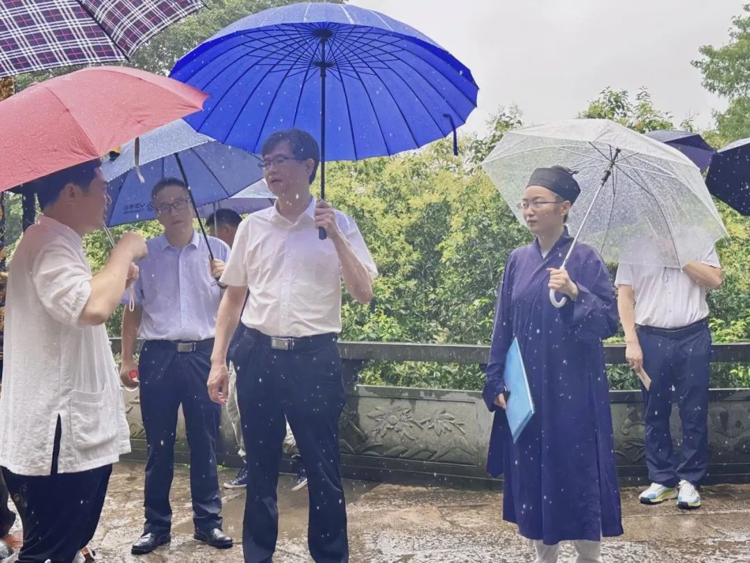 杭州市政协社法民宗委主任方中勇一行视察调研抱朴道院