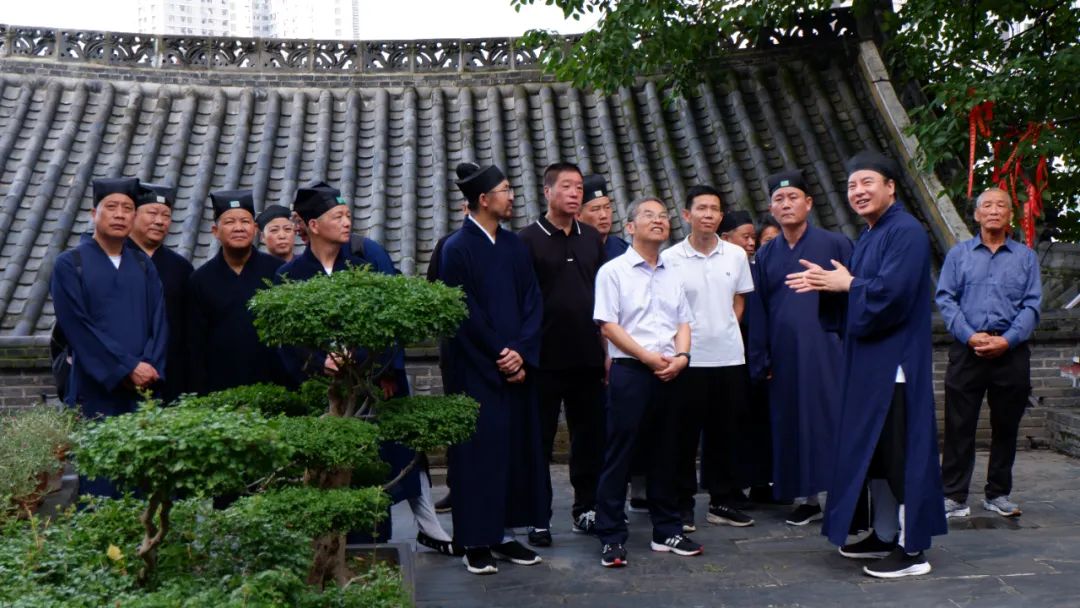 台州市委统战部三级调研员梁景林、台州市道协副会长兼秘书长王永山一行到长春观学习考察